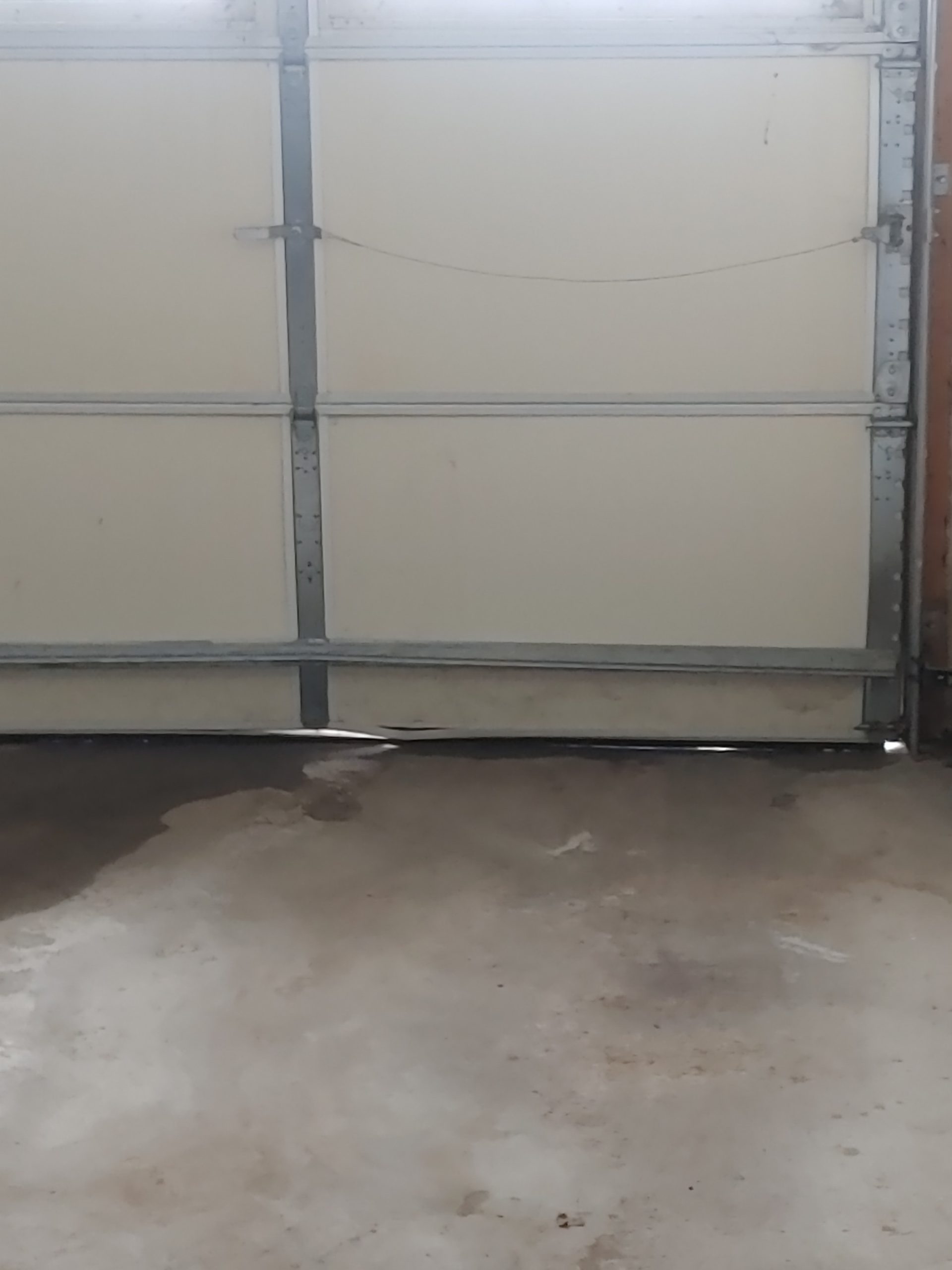 Bottom garage sealer is broken. Require Fixing!